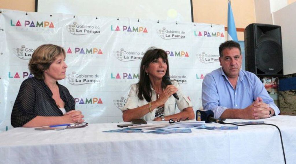 Desde la izquierda, Davini, Romero y Fernández en la conferencia de prensa (APN)