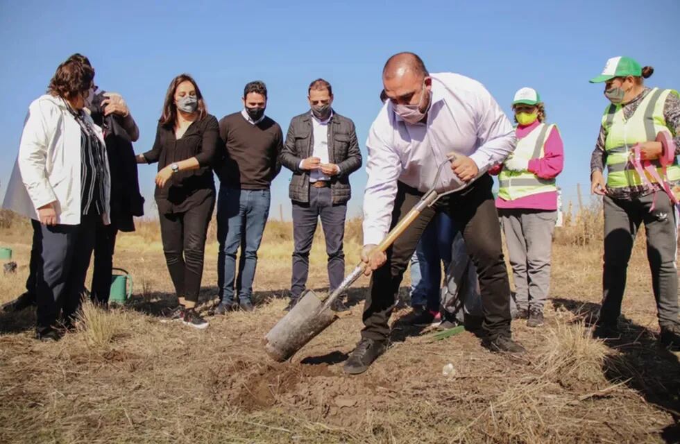 El intendente de Villa Mercedes, Maximiliano Frontera junto a la secretaria de Medio Ambiente y Parques de la Provincia de San Luis, Natalia Spinuzza durante la forestación. Gentileza El Diario