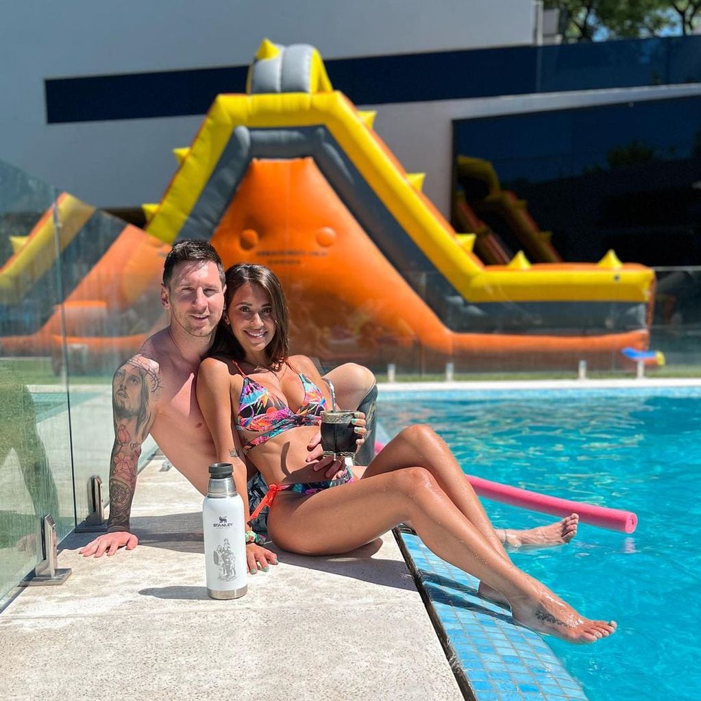 Lionel Messi y Antonela Roccuzzo disfrutaron de una tarde de pileta luego del regreso a Rosario.