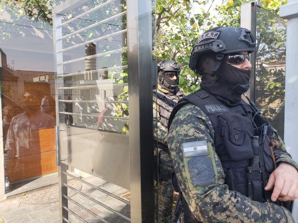 Expectativa en los domicilios de Mauricio Saillén y Pascual Catrambone del Surrbac por su detención y traslado a la Justicia Federal.