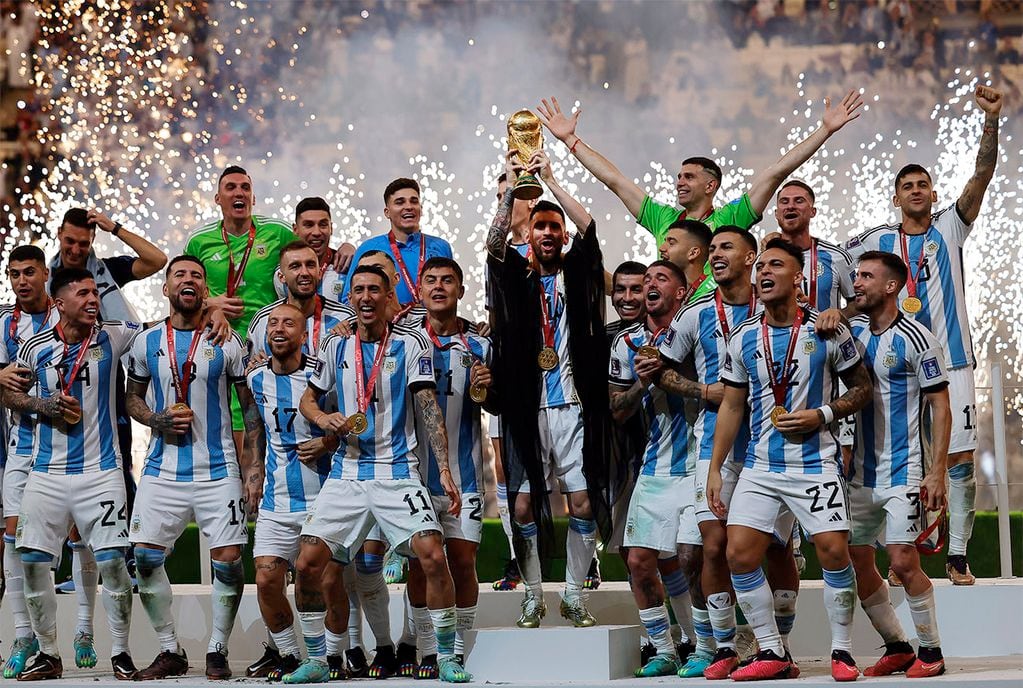 La Selección Argentina levantando la Copa del Mundo en Qatar. 
