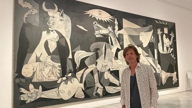 Mick Jagger junto al Guernica de Picasso