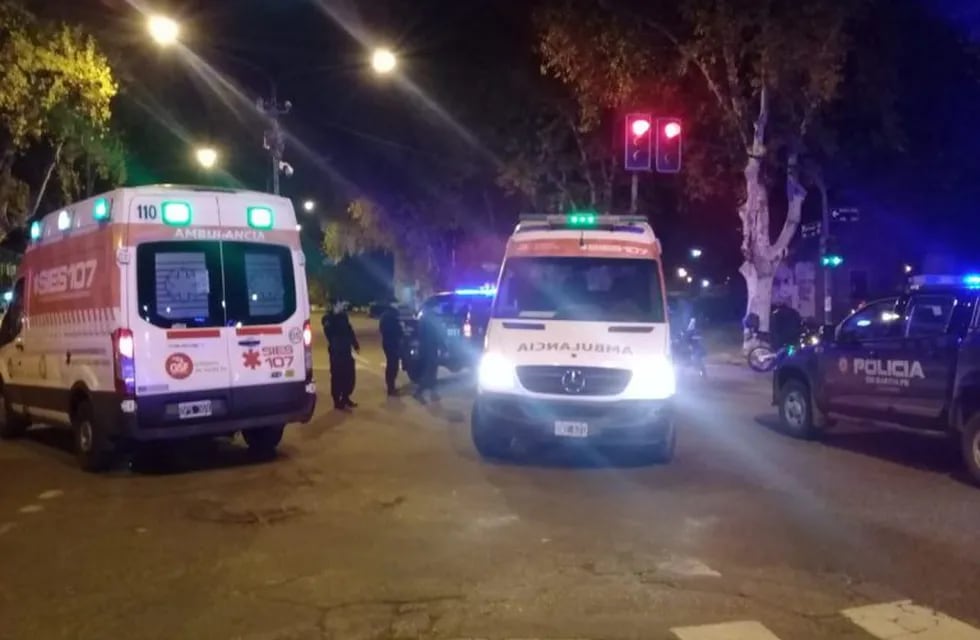 Las ambulancias del Sies acudieron al lugar alrededor de las 23. (@joseljuarezjose)