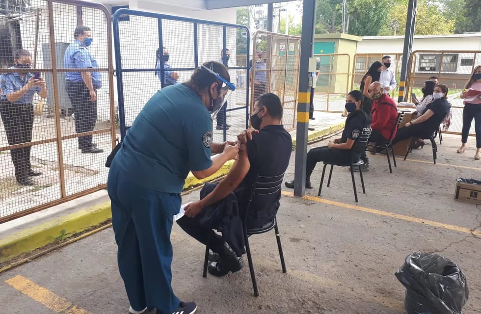 Enfermeros de la Policías y de la Penitenciaría comenzaron a vacunar contra el coronavirus a los integrantes de ambas fuerzas en Mendoza. Gentileza Gobierno de Mendoza