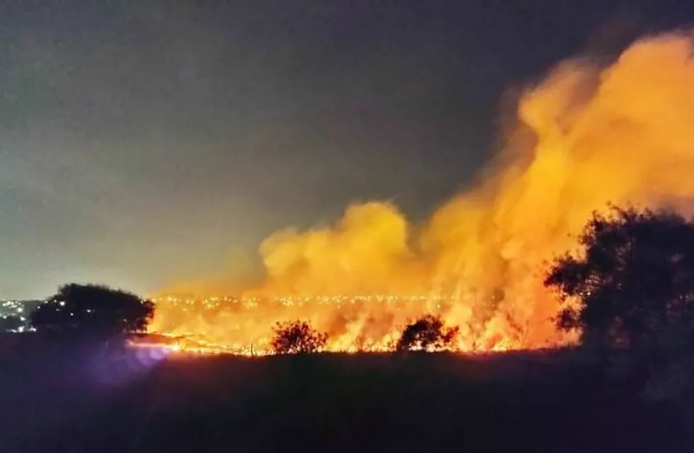 Incendio en Itaembé Mini mantiene alerta a los vecinos de Posadas.