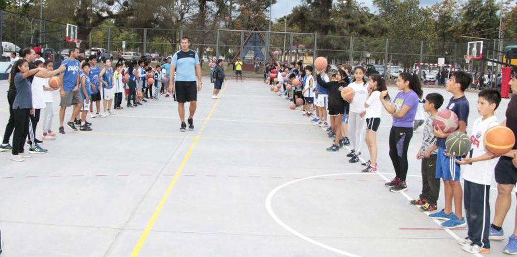 En el ciclo "Campus con tu ídolo", Rubén Wolkowyski estuvo nuevamente en Jujuy, con niñas y niños basquetbolistas.