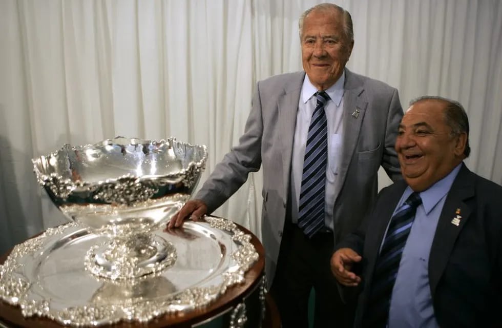 Spain Davis Cup 2009 Draw Tennis  - Argentine Tennis Association's president Enrique Morea, left, pose with his Spanish counterpart Pedro Muu00f1oz, right, next to the trophy after the Davis Cup 2009 draw in Madrid on Tuesday, Sept. 23, 2008.  Argentina will 
