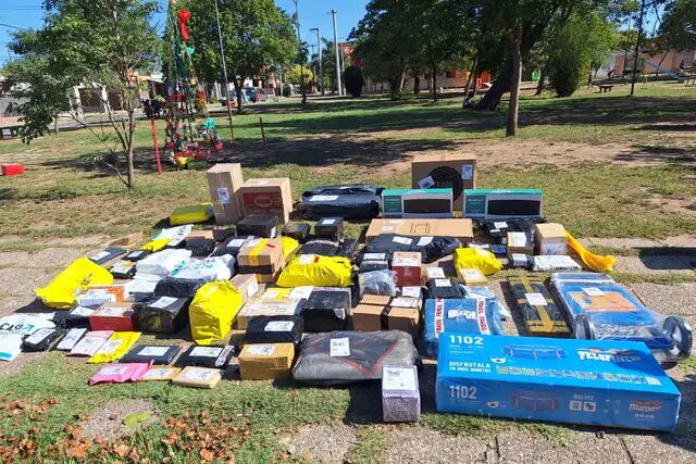 Ciudad de Córdoba. Un hombre quedó detenido tras robar una camioneta llena de mercadería de Ocasa-Mercado Libre. (Policía de Córdoba)