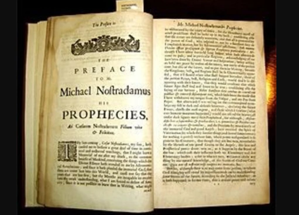 Imagen de los libros escritos por el profeta Nostradamus.