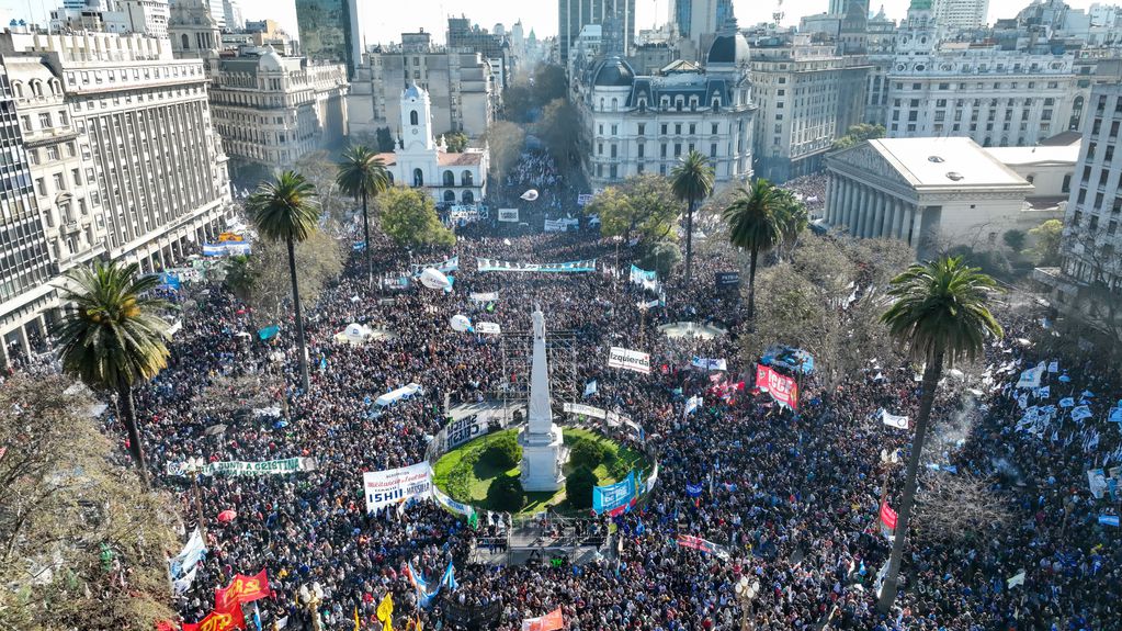 La masiva marcha en Plaza de Mayo. Foto: Clarín.