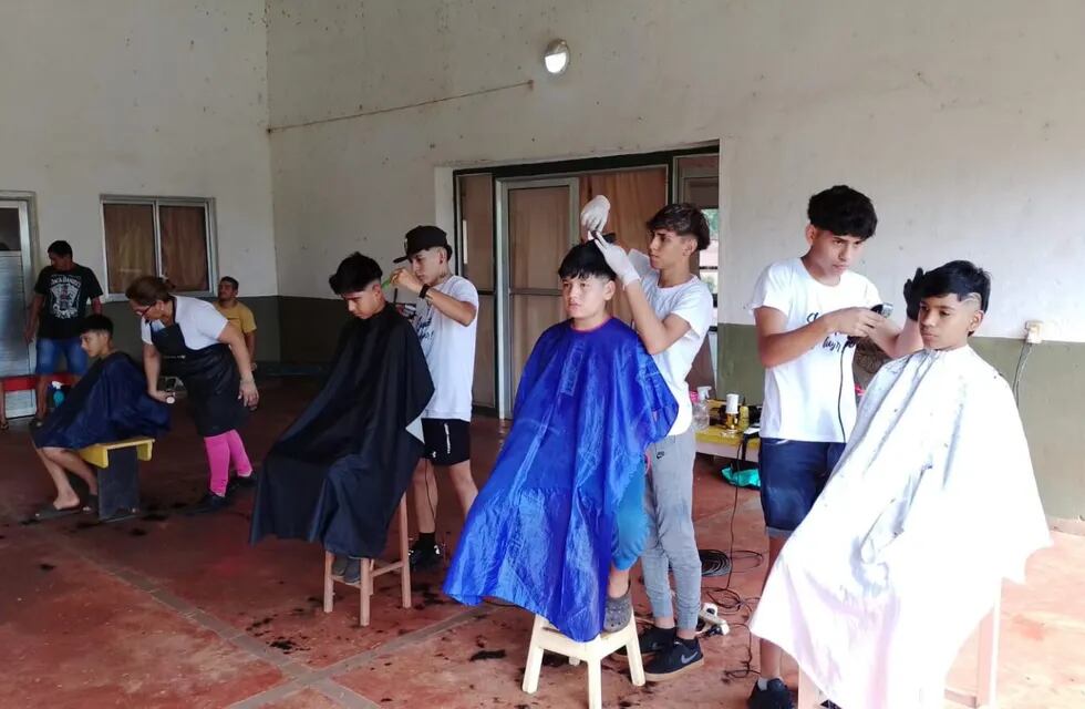 Exitosa jornada de corte de cabello en el barrio Roulet de Eldorado.
