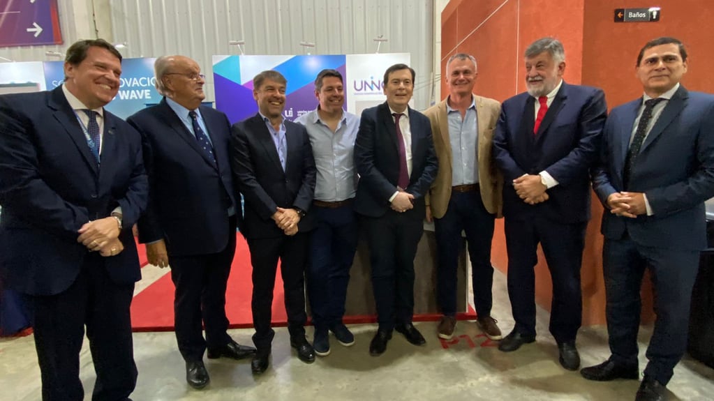 El gobernador Zamora y el secretario De Mendiguren, junto a referentes de la UniNoa en la apertura de la Expo Santiago 2022.