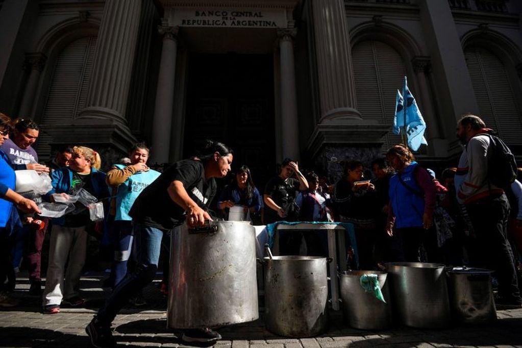 Una de las protestas con ollas populares de los movimientos sociales. Para el ministro "son parte de la Argentina y no habrá resolución de problemas sin ellos". (Foto: AFP PHOTO / EITAN ABRAMOVICH )