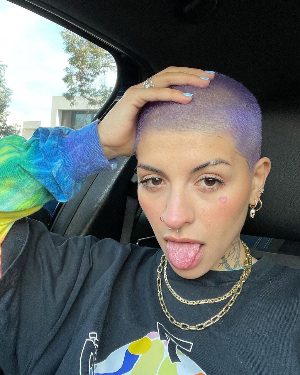 Cazzu con el pelo violeta. (Instagram)