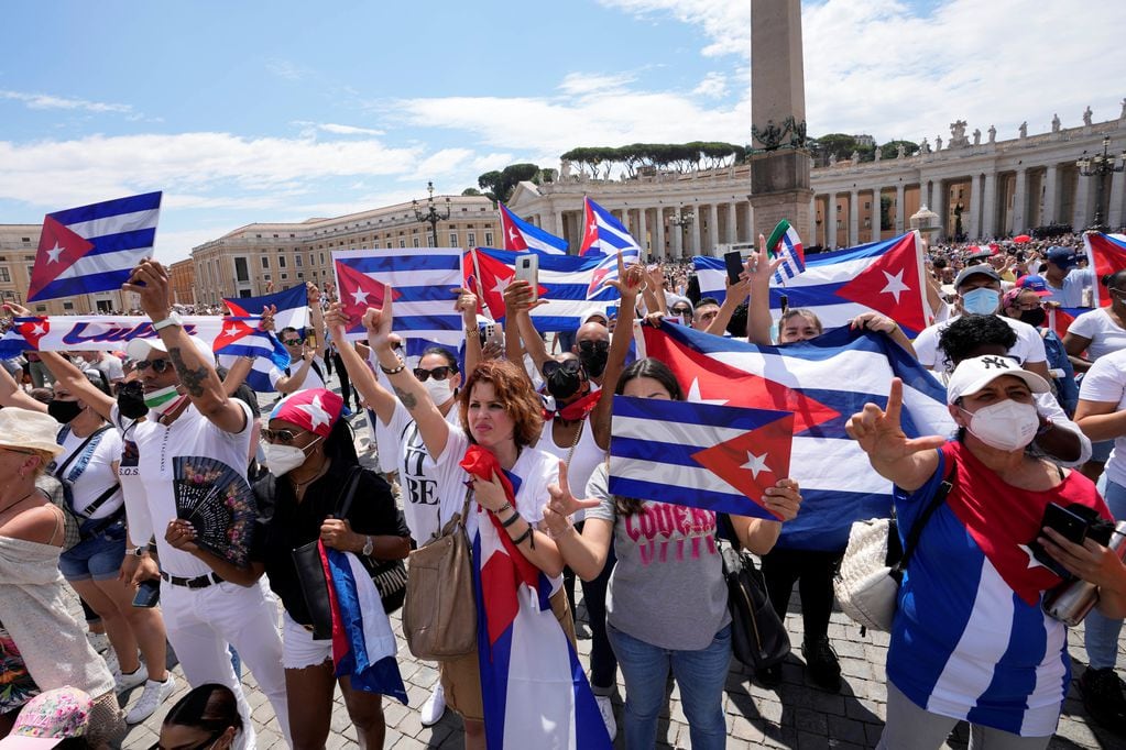 La comunidad cubana en Italia estuvo este domingo en la Plaza de San Pedro.