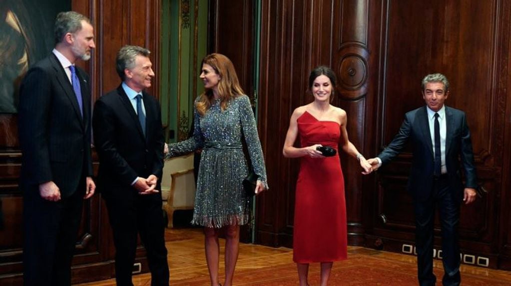 Ricardo Darín camina de la mano de la reina Letizia en la cena de gala organizada por los reyes de España