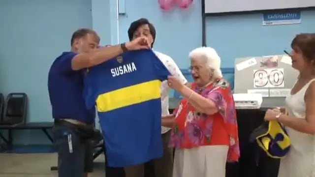 Cumplió 90, recaudó 100.000 pesos para donar en barrios marplatenses y Riquelme le regaló una camiseta