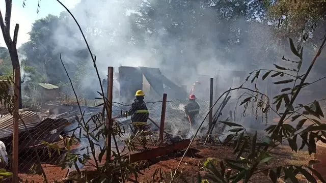 Puerto Iguazú: una familia numerosa quedó con lo puesto tras perder todo en un incendio