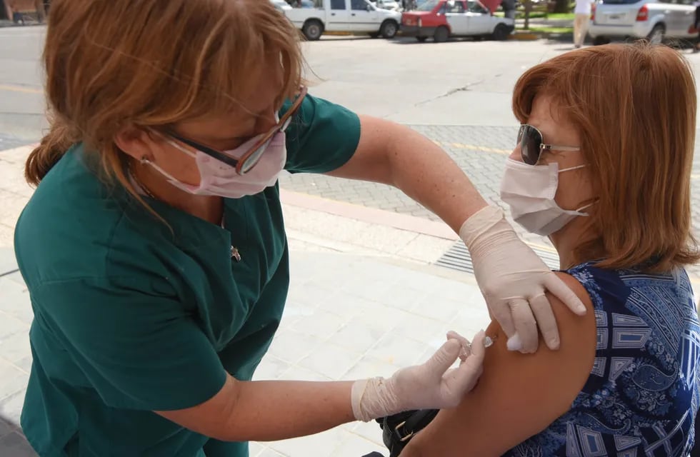 Vacunación a los adultos mayores en San Rafael.