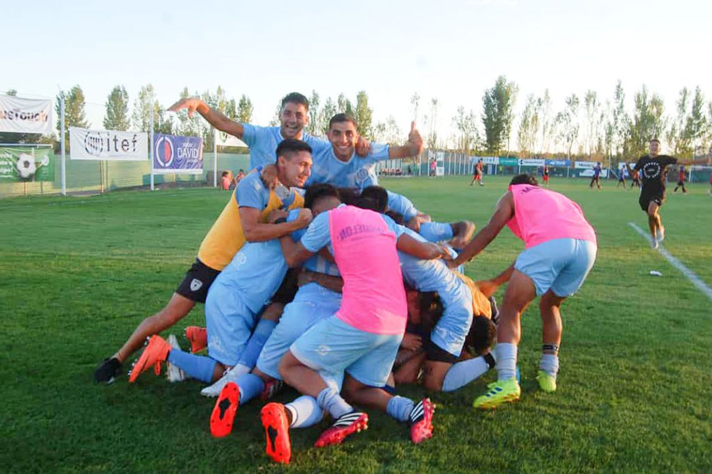 Festejo de los jugadores de Gutiérrez SC al derrotar por penales a Fadep y ganar la serie que lo depositó en la final final del torneo Regional.