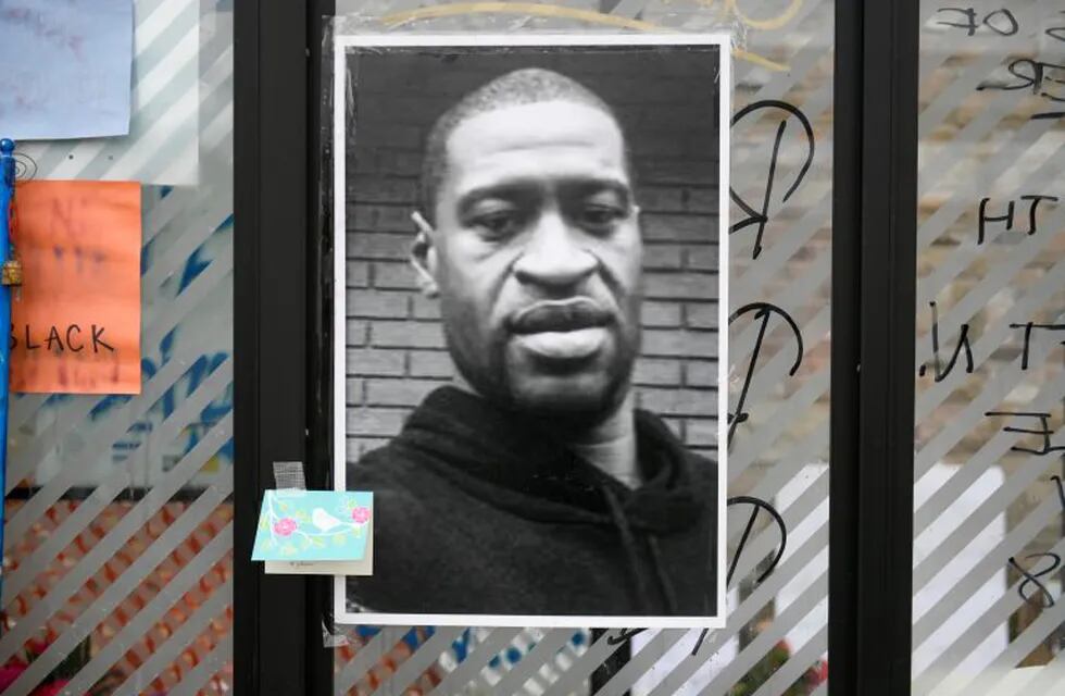 Minneapolis (United States), 29/05/2020.- An image of George Floyd is on display at a makeshift memorial near the scene of the arrest of Floyd who died in police custody in Minneapolis, Minnesota USA, 29 May 2020. Floyd's life was cut short after a Minneapolis police officer pinned Floyd's neck to the street for several minutes earlier in the week. On 29 May, Hennepin County Attorney Mike Freeman announced third degree murder charges against the Minneapolis police officer who killed George Floyd. (Protestas, Estados Unidos) EFE/EPA/CRAIG LASSIG