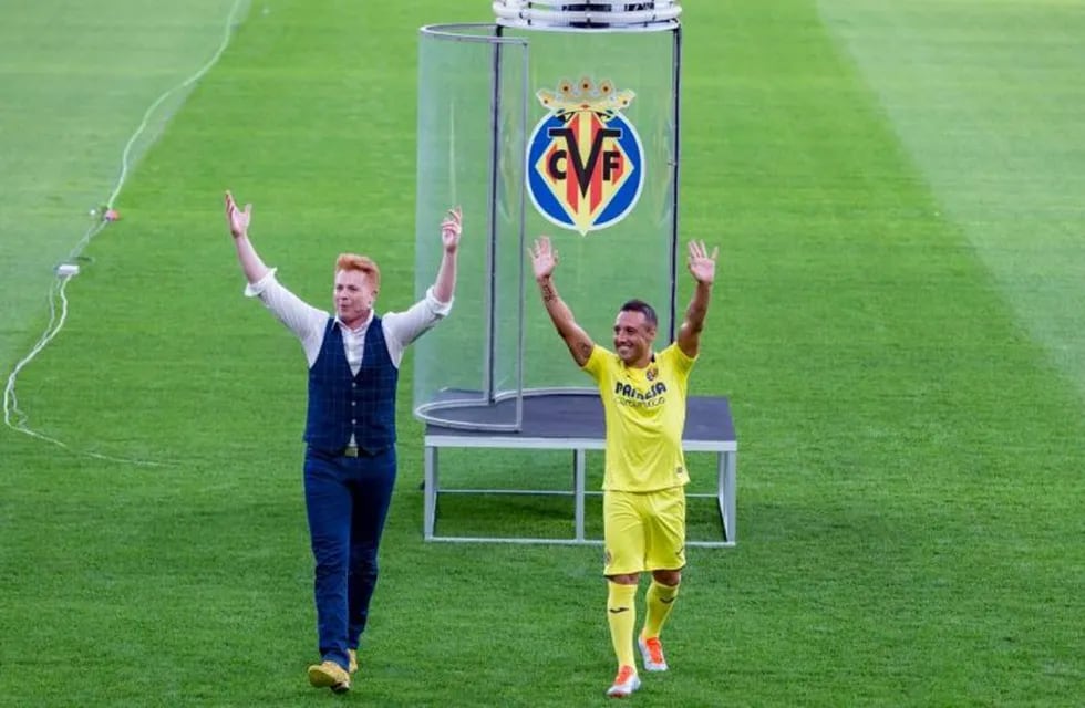 Santi Cazorla fue presentado en Villarreal con un truco de magia.