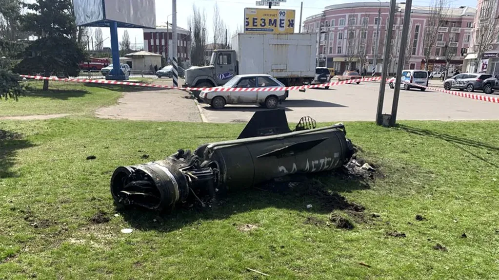 Los restos de un cohete yacen en un área de césped, después de un ataque en la estación de tren en la ciudad oriental de Kramatorsk