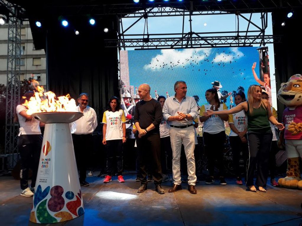 La Llama Olímpica junto a Morales y Rodríguez Larreta