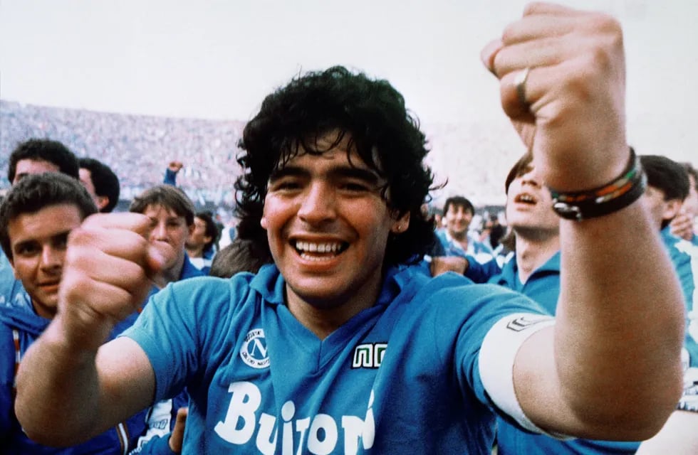 Diego Maradona luego de ganar su primera Serie A en 1987.