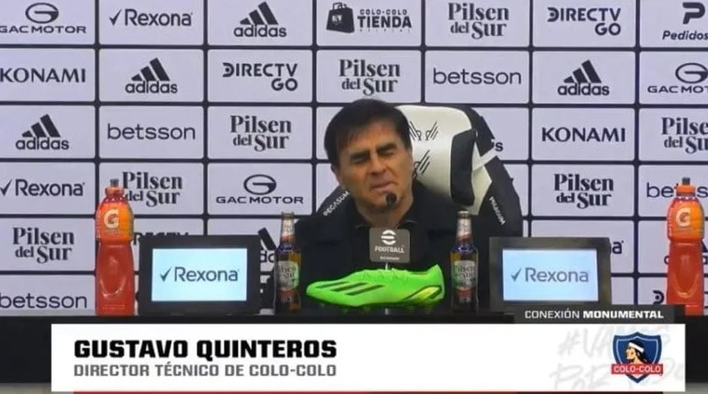 Gustavo Quinteros, técnico argentino nacionalizado boliviano que dirige a Colo Colo, sorprendido por la muerte de Marciano Cantero.