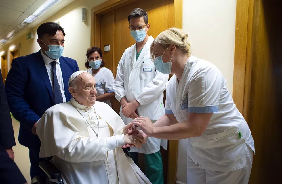 El papa Francisco habló sobre su operación de colon y el rol del enfermero que lo salvó.