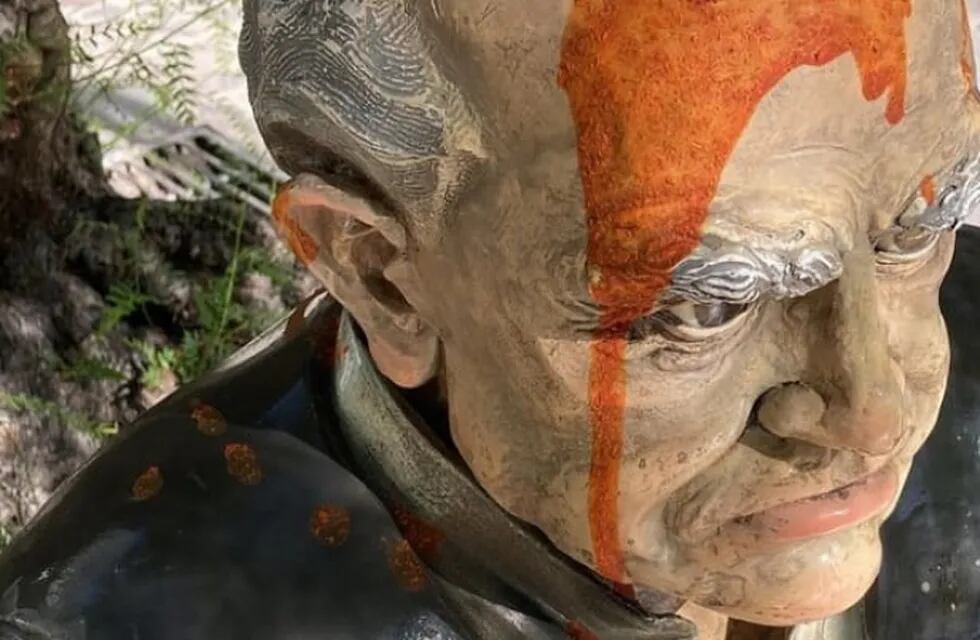 Desconocidos arrojaron pintura naranja sobre la estatua del prócer.
