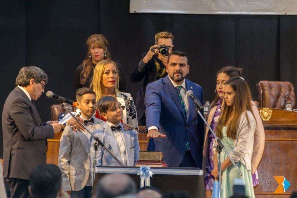 Intendente de Ushuaia jurando en la asunción de su segundo mandato