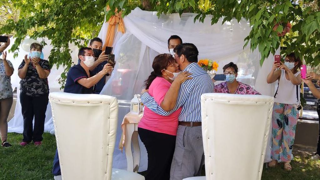 La ceremonia por civil fue en el Hospital Gregorio Álvarez de Chaos Malal, Neuquén.