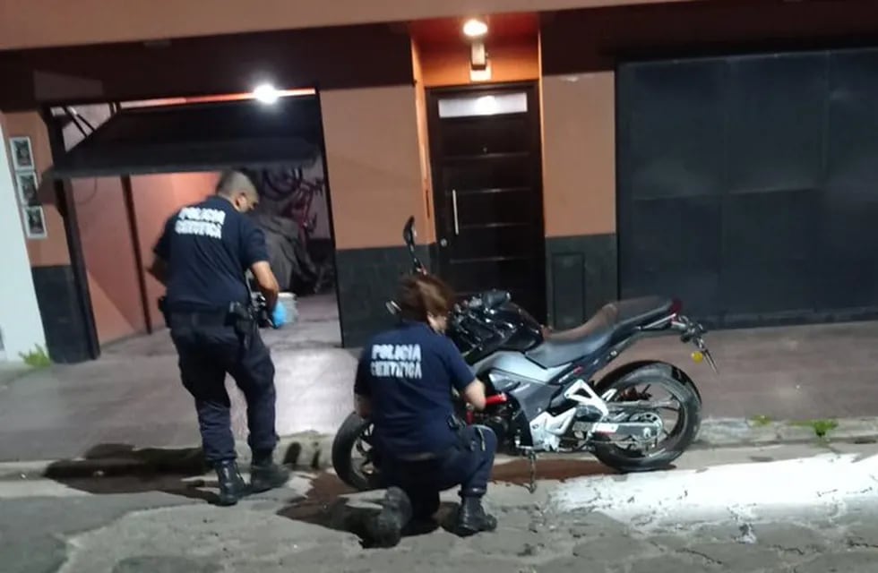 Rodrigo Becker, un subcomisario de la Policía de la Ciudad, fue asesinado de dos balazos en el pecho por dos ladrones que le robaron la moto en Caseros, provincia de Buenos Aires.