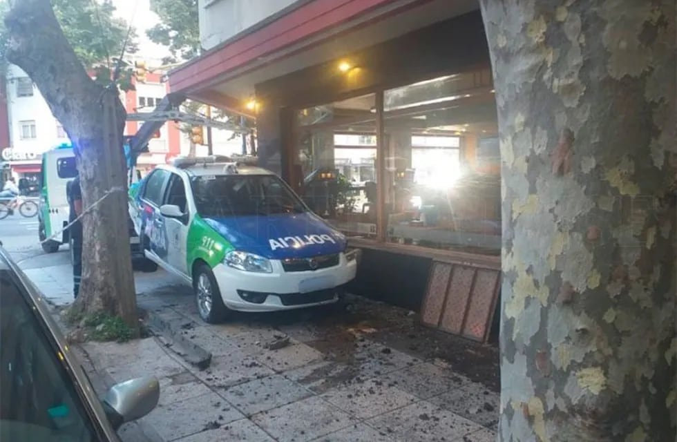 Milagroso: un patrullero chocó y casi se mete dentro de un café tradicional de Mar del Plata (Foto: El Marplatense)