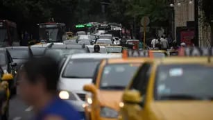 TRÁFICO. El tránsito es la principal causa de contaminación sonora en la ciudad de Córdoba. (La Voz)