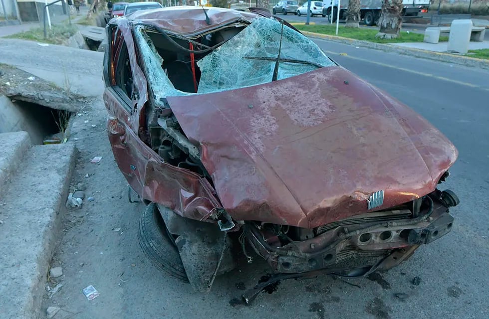 El automovil Palio que manejaba Gerónimo Leonel Bazaes de 18 años y que chocó a una moto. En el accidente hubo 4 muertos.