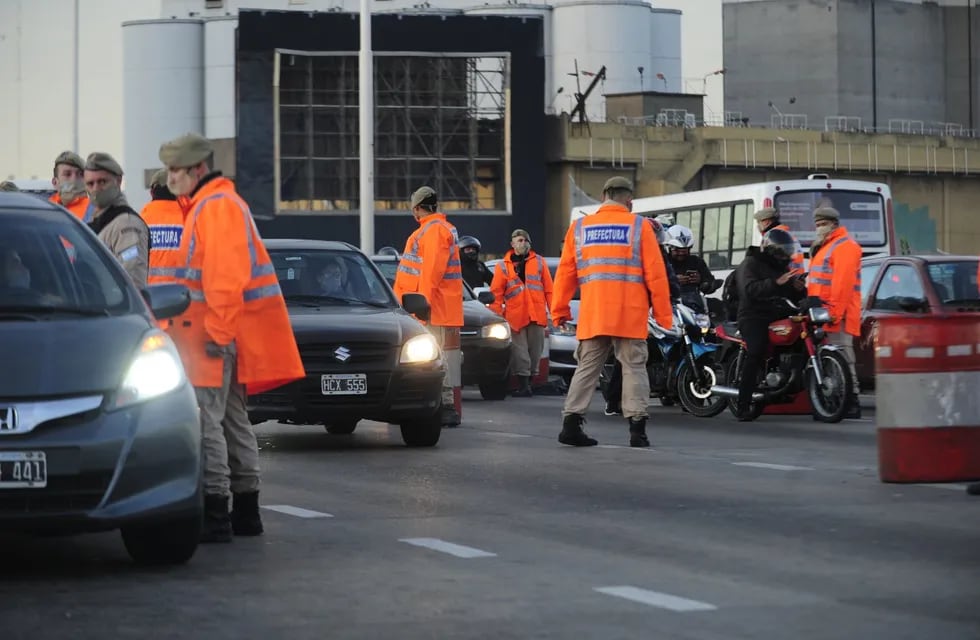 Fuerzas de seguridad solicitan permisos de circulación en el puente Pueyrredón.