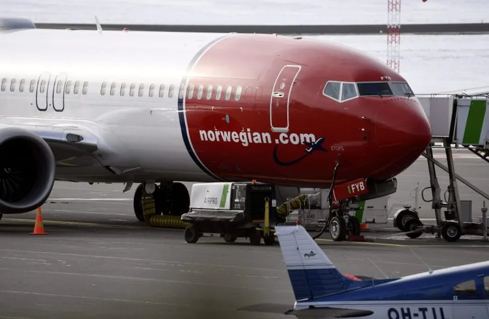 Grounded Boeing 737 Max 8 passenger plane of the Norwegian low-cost airline Norwegian is seen parked on the tarmac at Helsinki Airport in Vantaa, Finland March 13, 2019. Lehtikuva/Heikki Saukkomaa via REUTERS      ATTENTION EDITORS - THIS IMAGE WAS PROVIDED BY A THIRD PARTY. NO THIRD PARTY SALES. NOT FOR USE BY REUTERS THIRD PARTY DISTRIBUTORS. FINLAND OUT. NO COMMERCIAL OR EDITORIAL SALES IN FINLAND.   inmovilizacion flota avion boeing 737 max tras detectar fallo fallas tecnicas en avion boeing 737 max 8