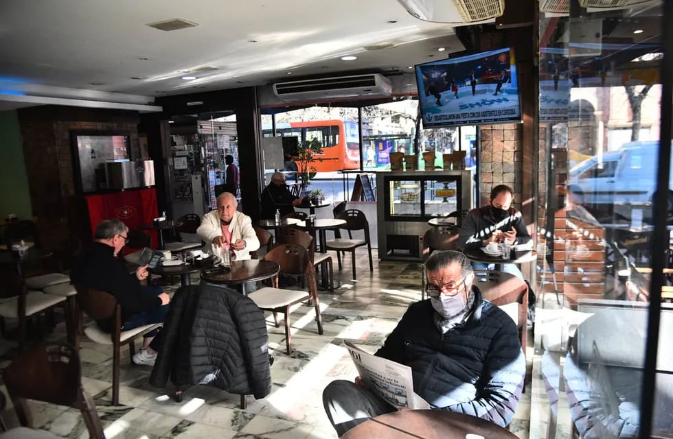 Más flexibilidad de aforo y horarios en bares y el sector gastronómico, pero siempre con uso de barbijo (Pedro Castillo/La Voz).