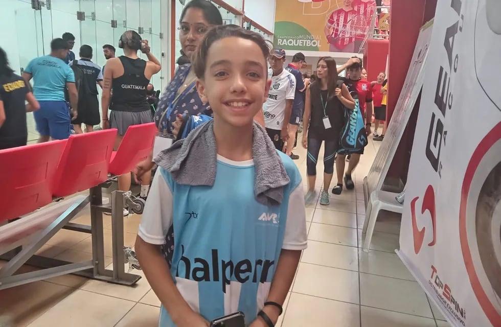 El raquetbolista argentino Vicente Acuña, de 10 años, se destaca en el Campeonato Mundial Infanto Juvenil de Raquetbol que se disputa en Tarija, Bolivia.
