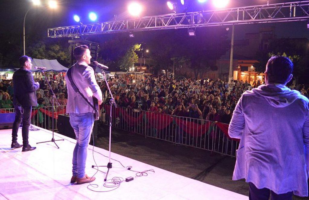 Los Caldenes cerraron la noche con un gran show musical (Municipalidad de Santa Rosa)