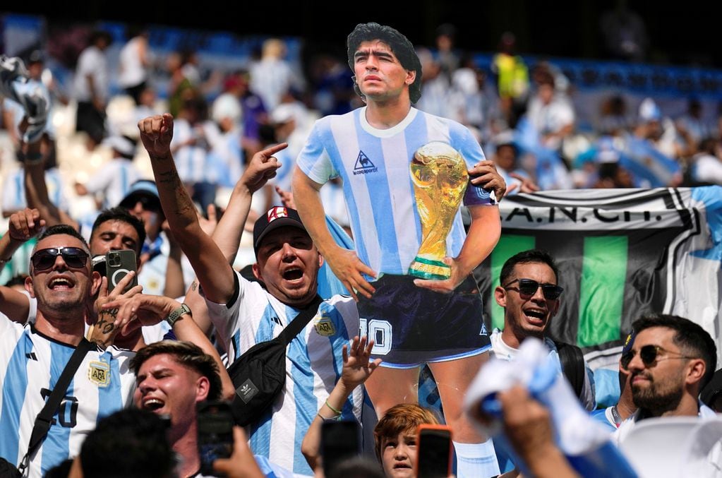 HInchas argentinos copan el estadio Lusail para el debut de la Scaloneta en Qatar 2022. (AP)