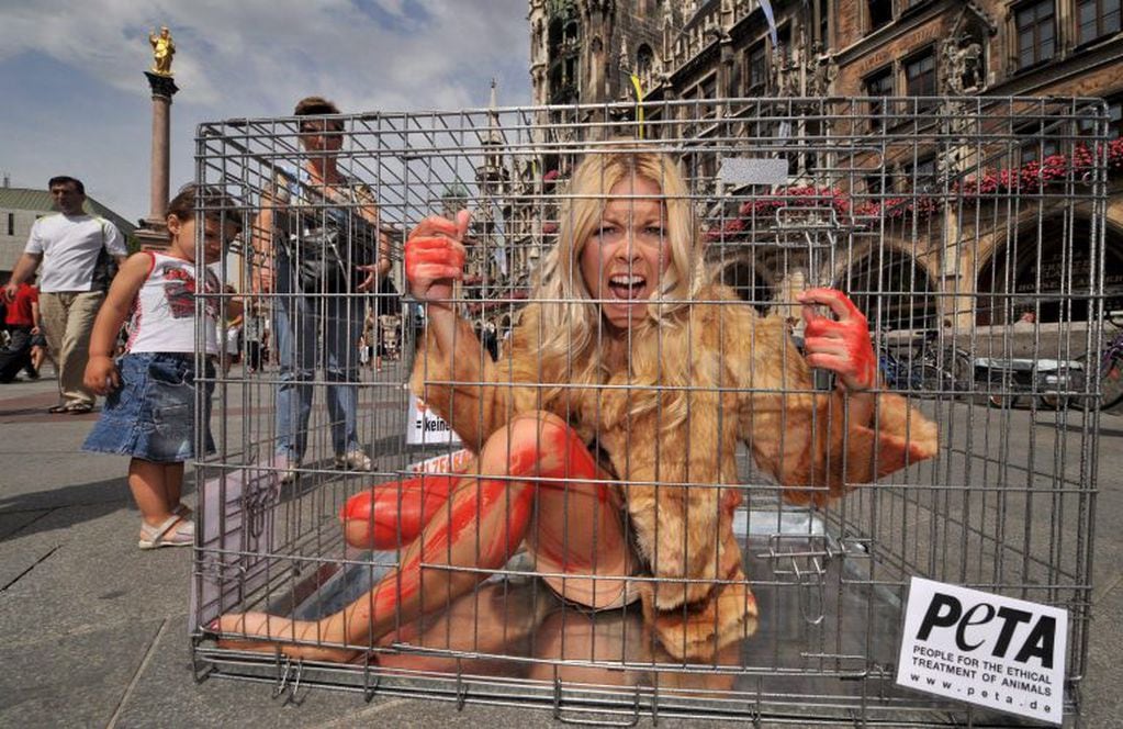 La presentadora de televisión alemana Tina Kaiser se encierra en una jaula en protesta por los derechos de los animales en la plaza Marienplatz de Munich. Crédito: EFE.