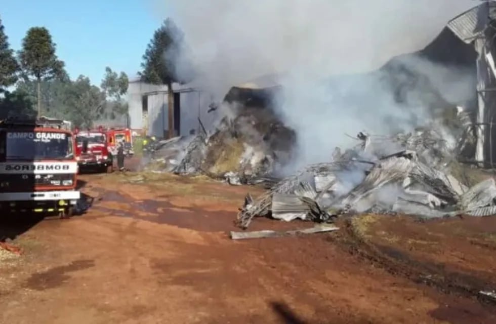 Incendio consumió un depósito de yerba en Campo Grande.