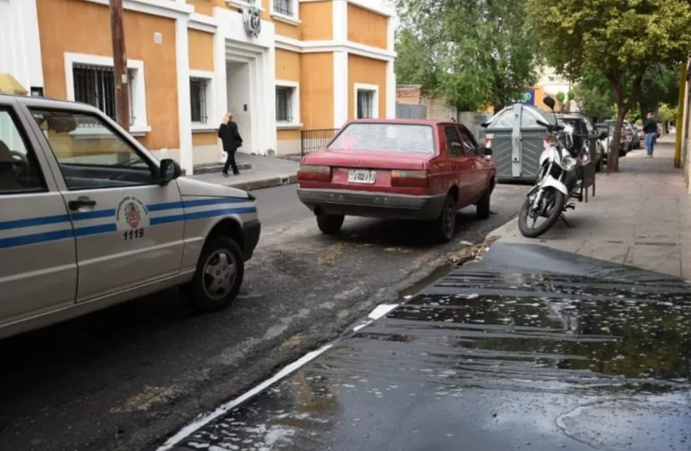 Desbordaron las cloacas en un tramo de la calle Bolívar