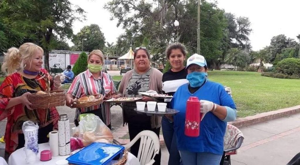 Vecinas oranenses dieron el desayuno a abuelos que fueron a cobrar (Facebok La Diez Orán)