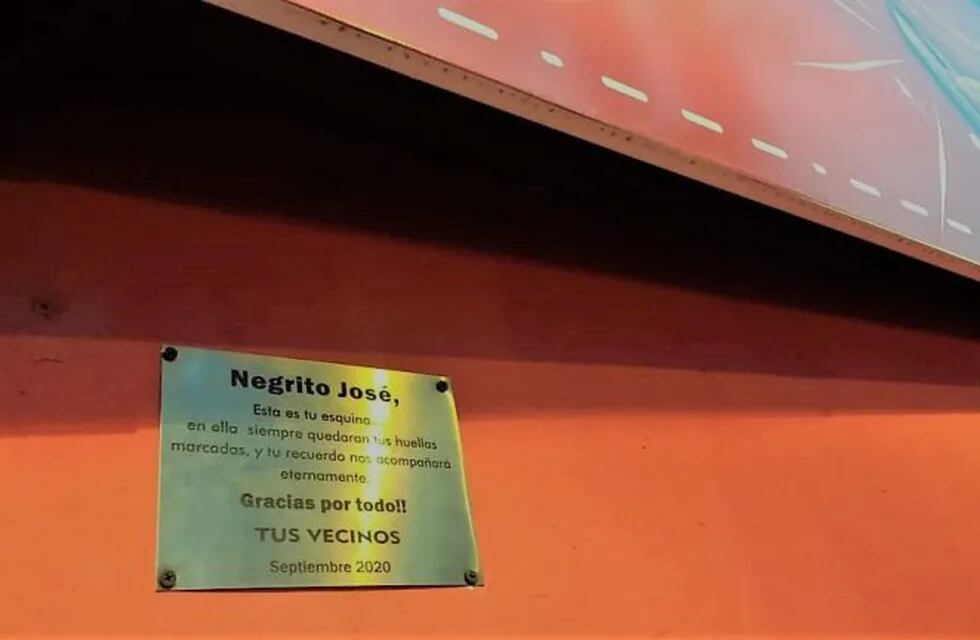 Vecinos del centro viejo homenajearon al “Negro” José con una placa en su memoria