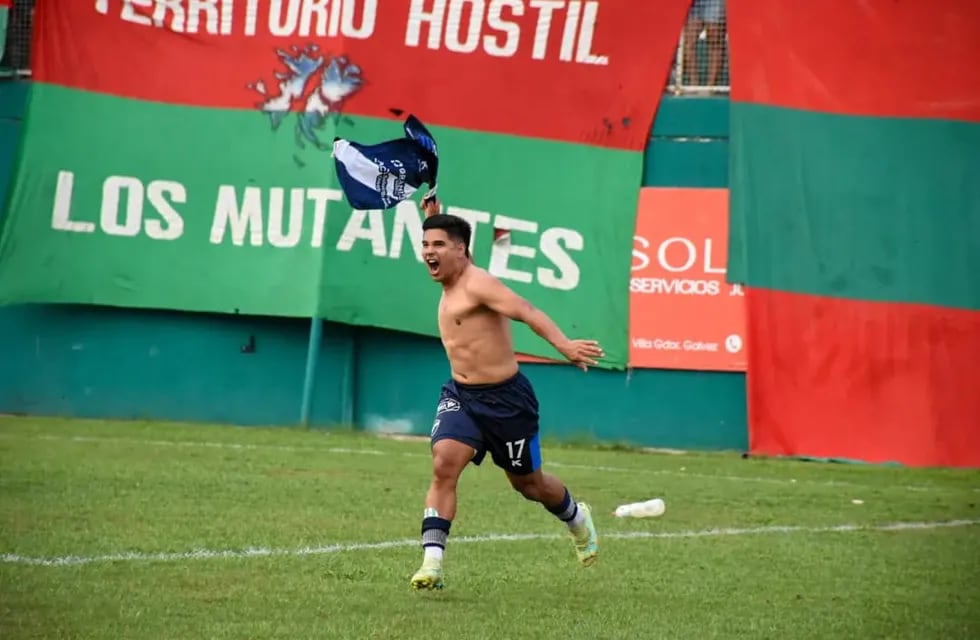 Diego "Tuni" López festeja el gol de Ben Hur en la cancha de Coronel Aguirre